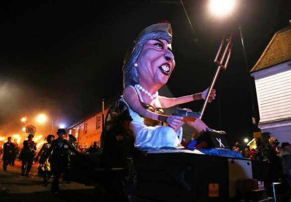 Англичане сожгли голого Ким Чен Ына, Трампа, Терезу Мэй и Вайнштейна (ФОТО, ВИДЕО) | Русская весна