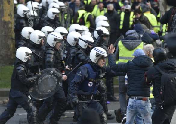 В Брюсселе «жёлтые жилеты» пытались штурмовать здание Европарламента (ФОТО) | Русская весна