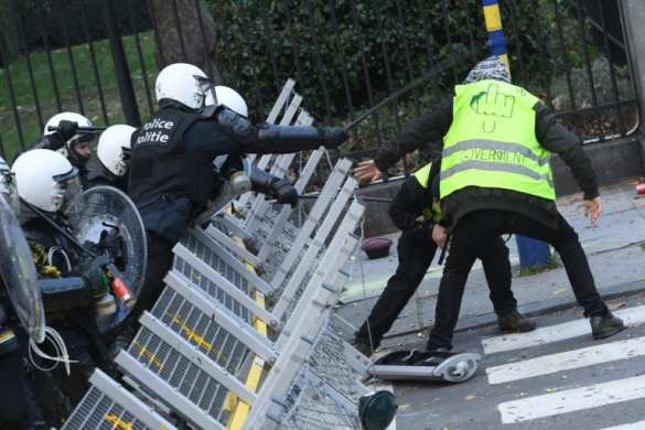 В Брюсселе «жёлтые жилеты» пытались штурмовать здание Европарламента (ФОТО) | Русская весна