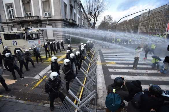 В Брюсселе «жёлтые жилеты» пытались штурмовать здание Европарламента (ФОТО) | Русская весна