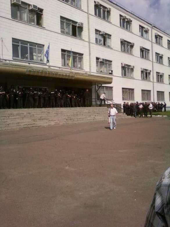 В Киеве милиция берет штурмом завод имени Антонова | Русская весна