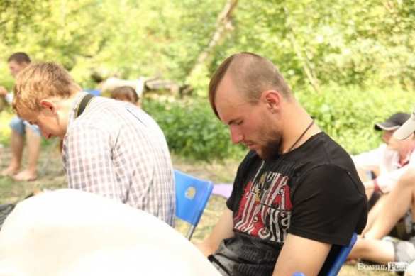 Пока украинская армия гибнет на Донбассе, свидомая молодежь отрывается на фестивале украинского духа Бандерштат под Луцком (фото, видео) | Русская весна