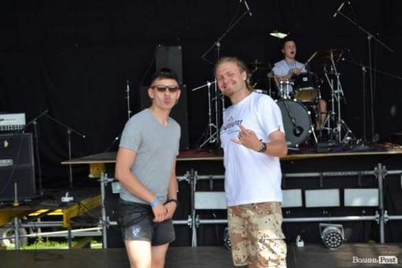 Пока украинская армия гибнет на Донбассе, свидомая молодежь отрывается на фестивале украинского духа Бандерштат под Луцком (фото, видео) | Русская весна