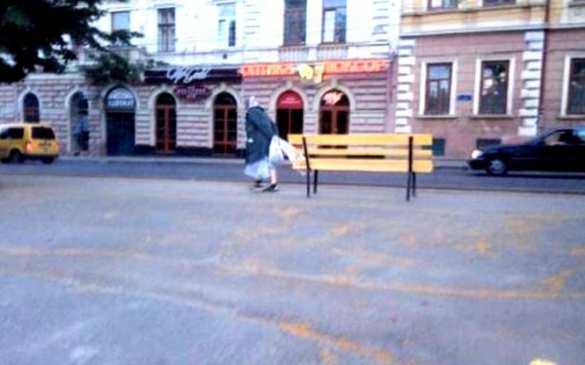 Пенсионерка украла скамейку с центральной площади Черновцов (ФОТО, ВИДЕО) | Русская весна