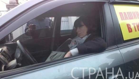 Скандал: Для нардепа Чорновол, пытавшейся угнать авто под Радой, пришлось вызывать  бригаду скорой психиатрической помощи (ФОТО + ВИДЕО 18+) | Русская весна