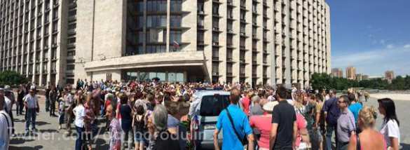 BREAKING: Rally in Donetsk downtown — people demand to start offensive and to protect them from Ukrainian army (PHOTOS) | Русская весна