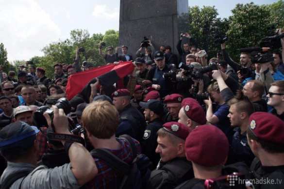 ВАЖНО: в Киеве во время акции «Бессмертный полк» неизвестные распылили слезоточивый газ (+ФОТО) | Русская весна