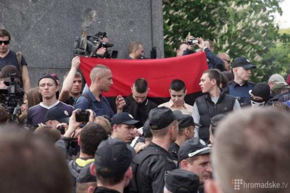 ВАЖНО: в Киеве во время акции «Бессмертный полк» неизвестные распылили слезоточивый газ (+ФОТО) | Русская весна