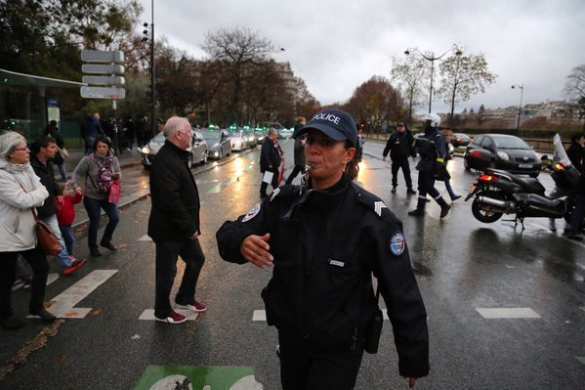 ВАЖНО: Полиция Парижа не подтвердила террористическую угрозу в районе Эйфелевой башни (ФОТО) | Русская весна