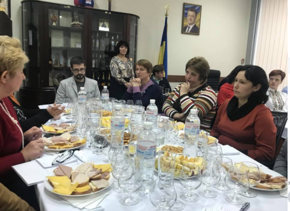 Редкие кадры: Дегустаторы «Укрспирта» пьют «огненную воду» под портретом Порошенко (ФОТО) | Русская весна