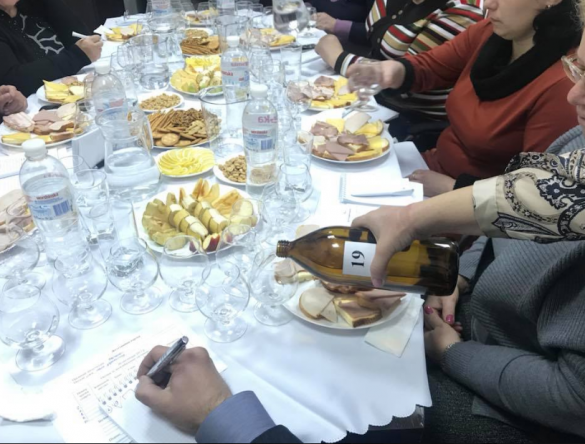 Редкие кадры: Дегустаторы «Укрспирта» пьют «огненную воду» под портретом Порошенко (ФОТО) | Русская весна