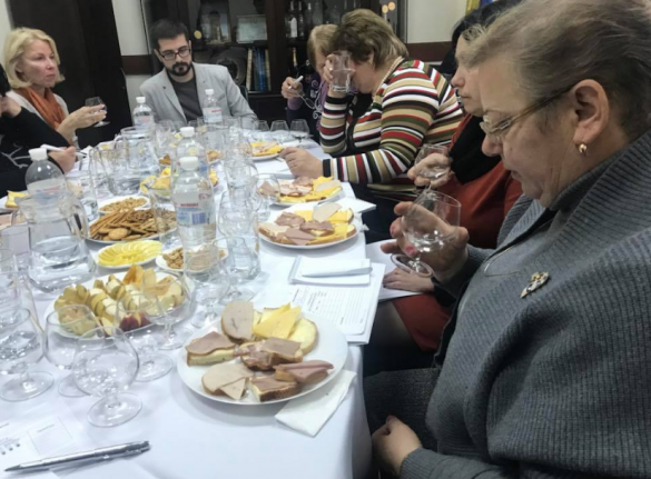 Редкие кадры: Дегустаторы «Укрспирта» пьют «огненную воду» под портретом Порошенко (ФОТО) | Русская весна