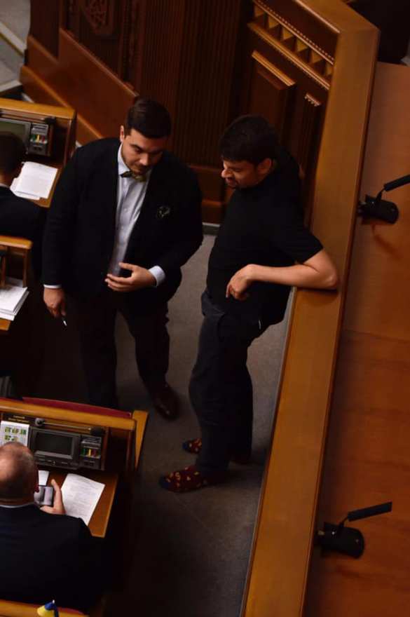 «Носки дня»: в Раде заметили депутата без обуви (ФОТО) | Русская весна