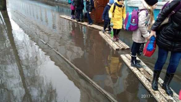 Типичная Украина: В Сумской области дети добираются до школы вплавь (ФОТО) | Русская весна