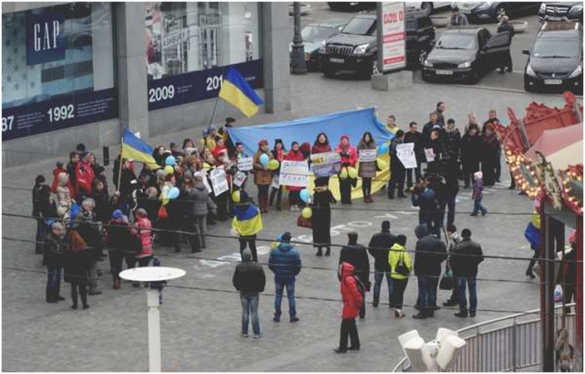 Тридцать друзей Украины: акция «Беженцы против Новороссии» собрала в Днепропетровске немногим больше народу, чем в Запорожье (фото, видео) | Русская весна