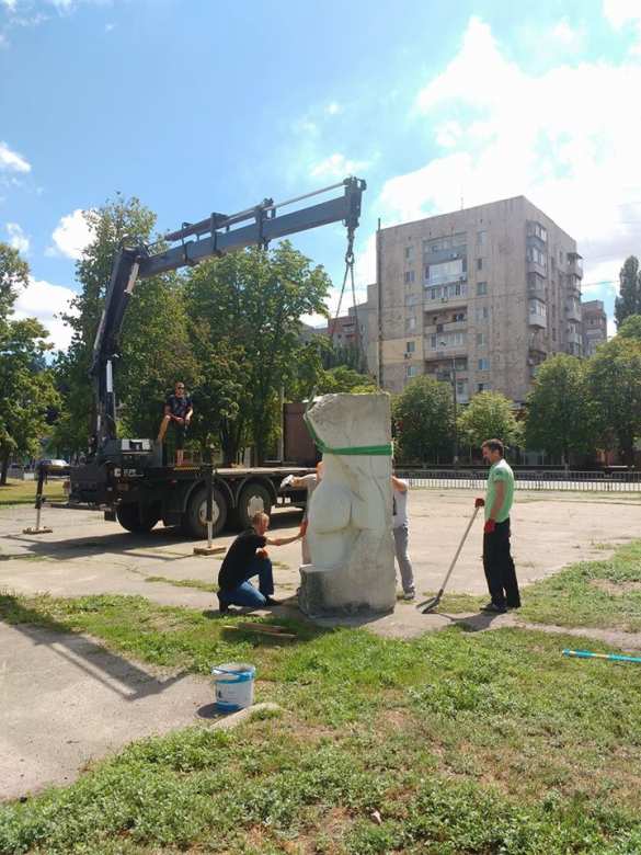 На Украине поставили памятник ягодицам (ФОТО) | Русская весна