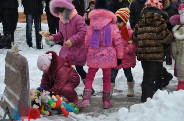 На Аллее ангелов в Донецке почтили память детей, ставших жертвами агрессии Киева (ФОТО) | Русская весна