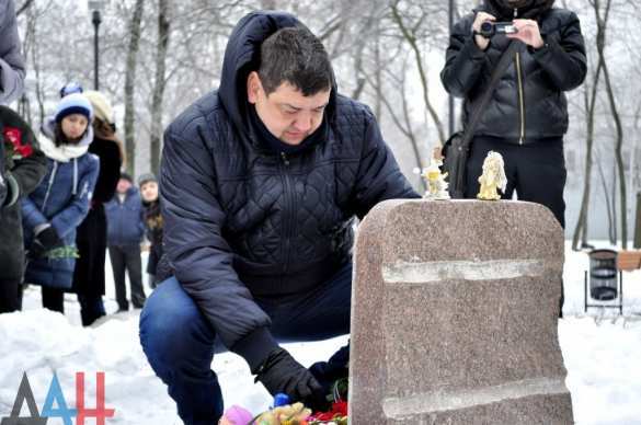 На Аллее ангелов в Донецке почтили память детей, ставших жертвами агрессии Киева (ФОТО) | Русская весна