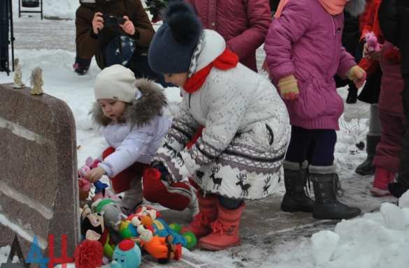 На Аллее ангелов в Донецке почтили память детей, ставших жертвами агрессии Киева (ФОТО) | Русская весна