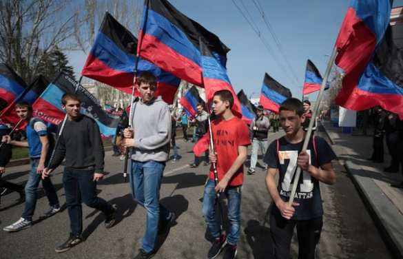Массовое праздничное шествие началось в Донецке в честь второй годовщины Республики (ФОТО, ВИДЕО) | Русская весна