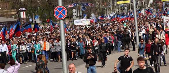 Массовое праздничное шествие началось в Донецке в честь второй годовщины Республики (ФОТО, ВИДЕО) | Русская весна