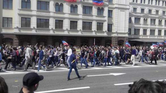Массовое праздничное шествие началось в Донецке в честь второй годовщины Республики (ФОТО, ВИДЕО) | Русская весна