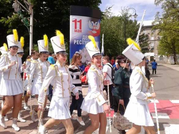 Массовое праздничное шествие началось в Донецке в честь второй годовщины Республики (ФОТО, ВИДЕО) | Русская весна