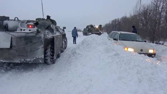 Снежный ад: Донбасс заметает, дороги перекрыты, бронетехника брошена на борьбу со снегом (ФОТО, ВИДЕО) | Русская весна