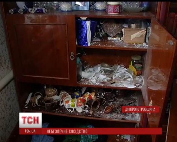 На Днепропетровщине военные попали в частный дом снарядом, который взорвался в серванте (ФОТО) | Русская весна