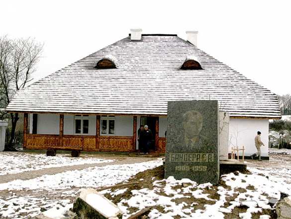 Под Ивано-Франковском подорвали музей Бандеры (ФОТО) | Русская весна