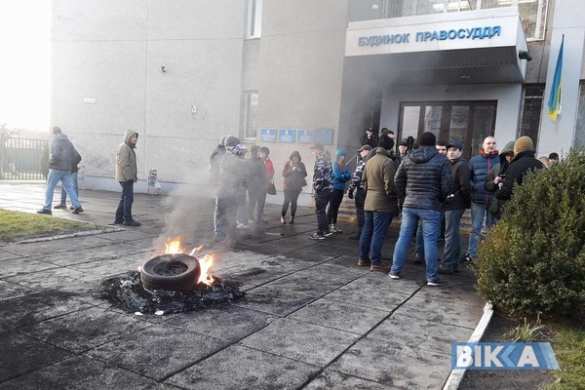 Это Украина: у Дома правосудия жгут шины (ФОТО) | Русская весна