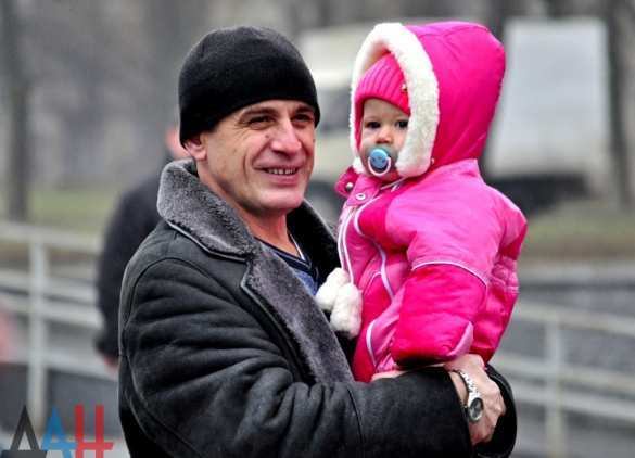 Живём и будем жить: Донецк под обстрелами зажег первую новогоднюю ёлку (ФОТОРЕПОРТАЖ) | Русская весна