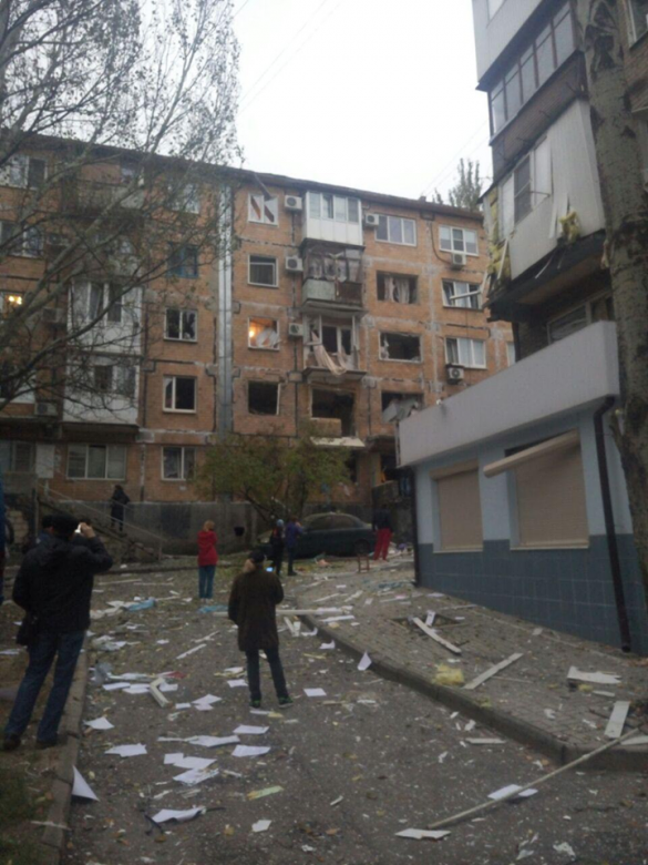 МОЛНИЯ: В Донецке рядом с правительственным кварталом прогремел взрыв, есть пострадавшие (ФОТО, ВИДЕО) | Русская весна