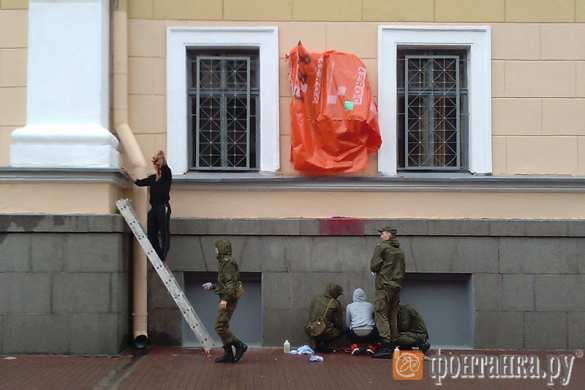 В Петербурге облили краской доску Маннергейму (ФОТО) | Русская весна