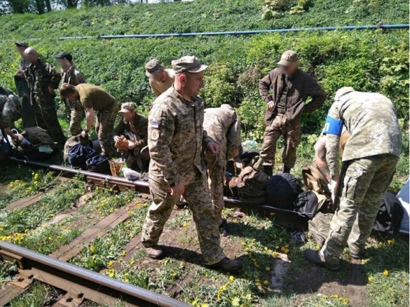 «Тупо позор!»: «Атошников», возвращающихся домой, унижают, «шмоная едва не до трусов» (ФОТО) | Русская весна