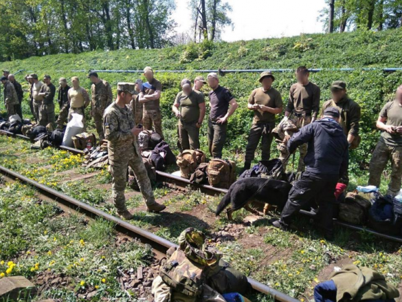 «Тупо позор!»: «Атошников», возвращающихся домой, унижают, «шмоная едва не до трусов» (ФОТО) | Русская весна