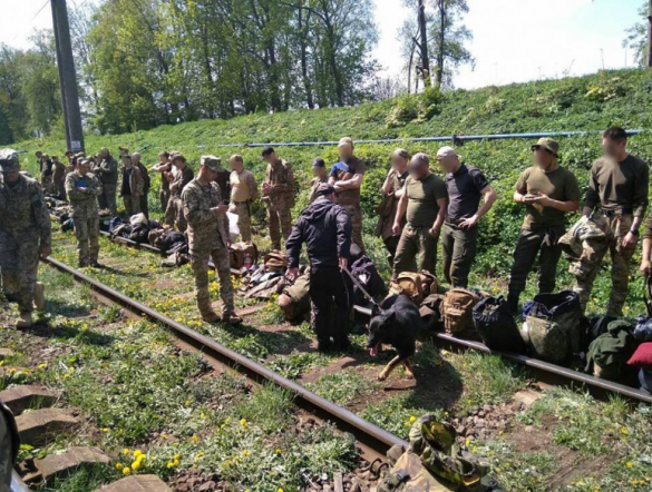«Тупо позор!»: «Атошников», возвращающихся домой, унижают, «шмоная едва не до трусов» (ФОТО) | Русская весна