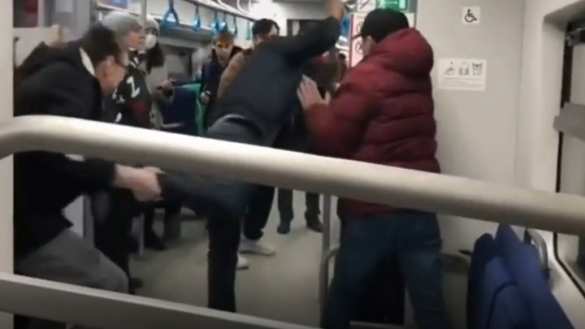 Новая драка в метро Москвы: приезжих вытолкали из вагона (ФОТО, ВИДЕО) | Русская весна