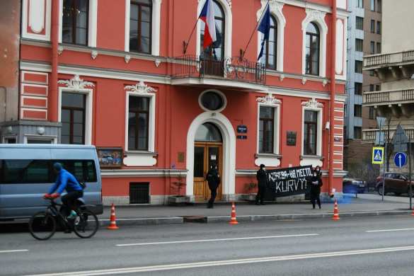 Конева на место! — нацболы атаковали консульство Чехии в Петербурге (ФОТО) | Русская весна