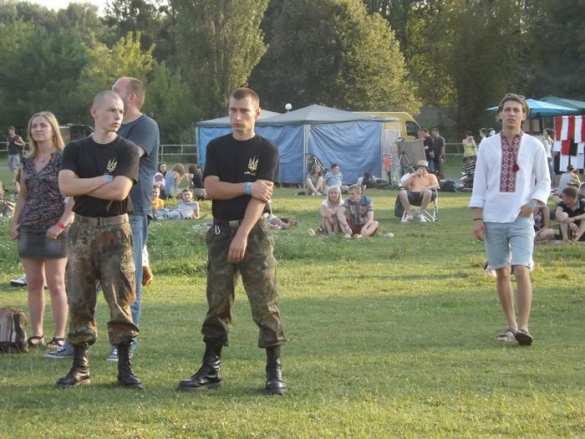 Пока украинская армия гибнет на Донбассе, свидомая молодежь отрывается на фестивале украинского духа Бандерштат под Луцком (фото, видео) | Русская весна