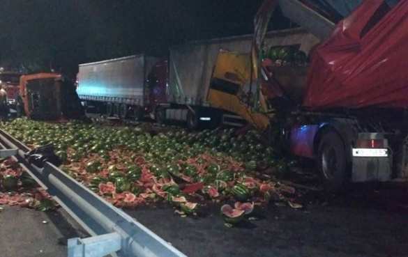 Под Винницей фуры с арбузами убили грузина (ФОТО, ВИДЕО) | Русская весна