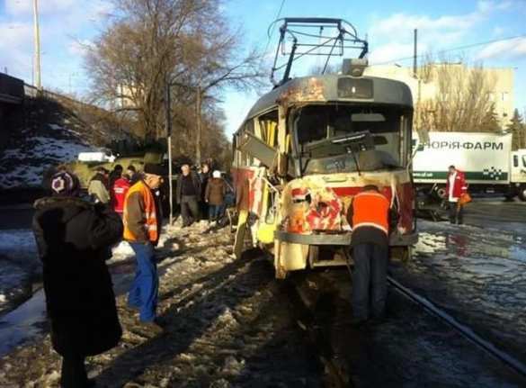 В Днепропетровске БТР ВСУ врезался в трамвай (ФОТО, ВИДЕО) | Русская весна