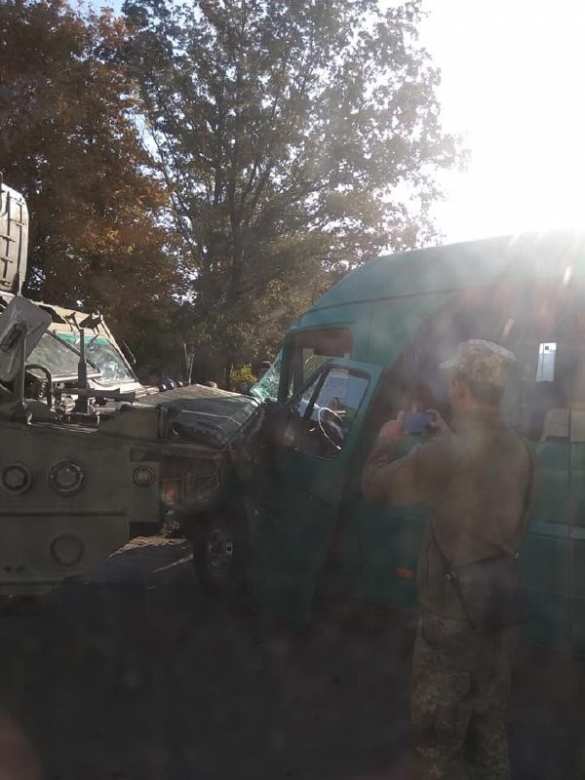 Военный транспортёр врезался в маршрутку под Днепропетровском (ФОТО, ВИДЕО) | Русская весна