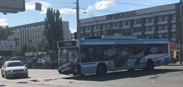 В Киеве троллейбус въехал в колонну военных (ФОТО) | Русская весна