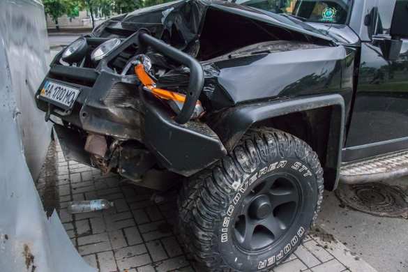 Украинский «патриот» на автомобиле с тризубом врезался в пиццерию и сбежал, бросив раненых жену и детей (+ВИДЕО, ФОТО) | Русская весна