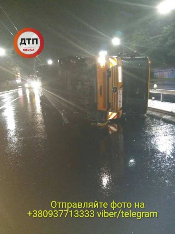 Падёж мусоровозов: в Киеве перевернулась вторая машина за сутки (ФОТО) | Русская весна