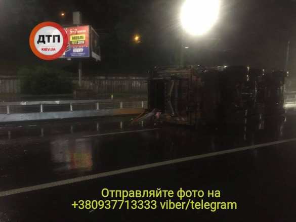 Падёж мусоровозов: в Киеве перевернулась вторая машина за сутки (ФОТО) | Русская весна