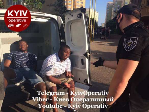 «Чёрный майдан» под Киевом: пьяные негры попали в ДТП и сопротивлялись полиции при задержании (ФОТО) | Русская весна