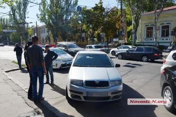 БТР ВСУ протаранил легковой автомобиль в Николаеве (ФОТО) | Русская весна