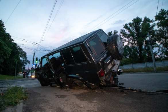 Военные в Киеве раздавили легковушку с ребёнком (ФОТО, ВИДЕО) | Русская весна